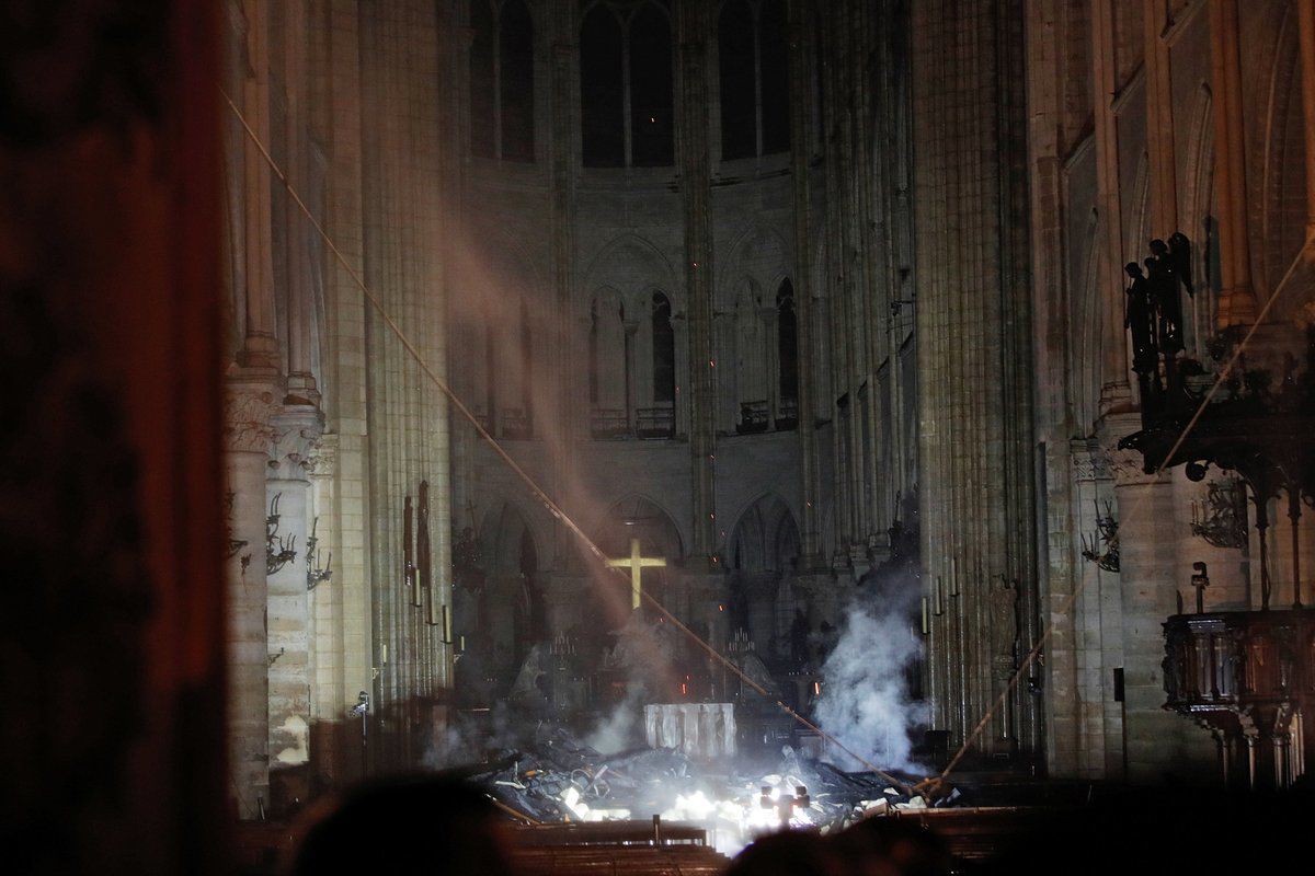 Interior de Notre Dame luego del incendio 2